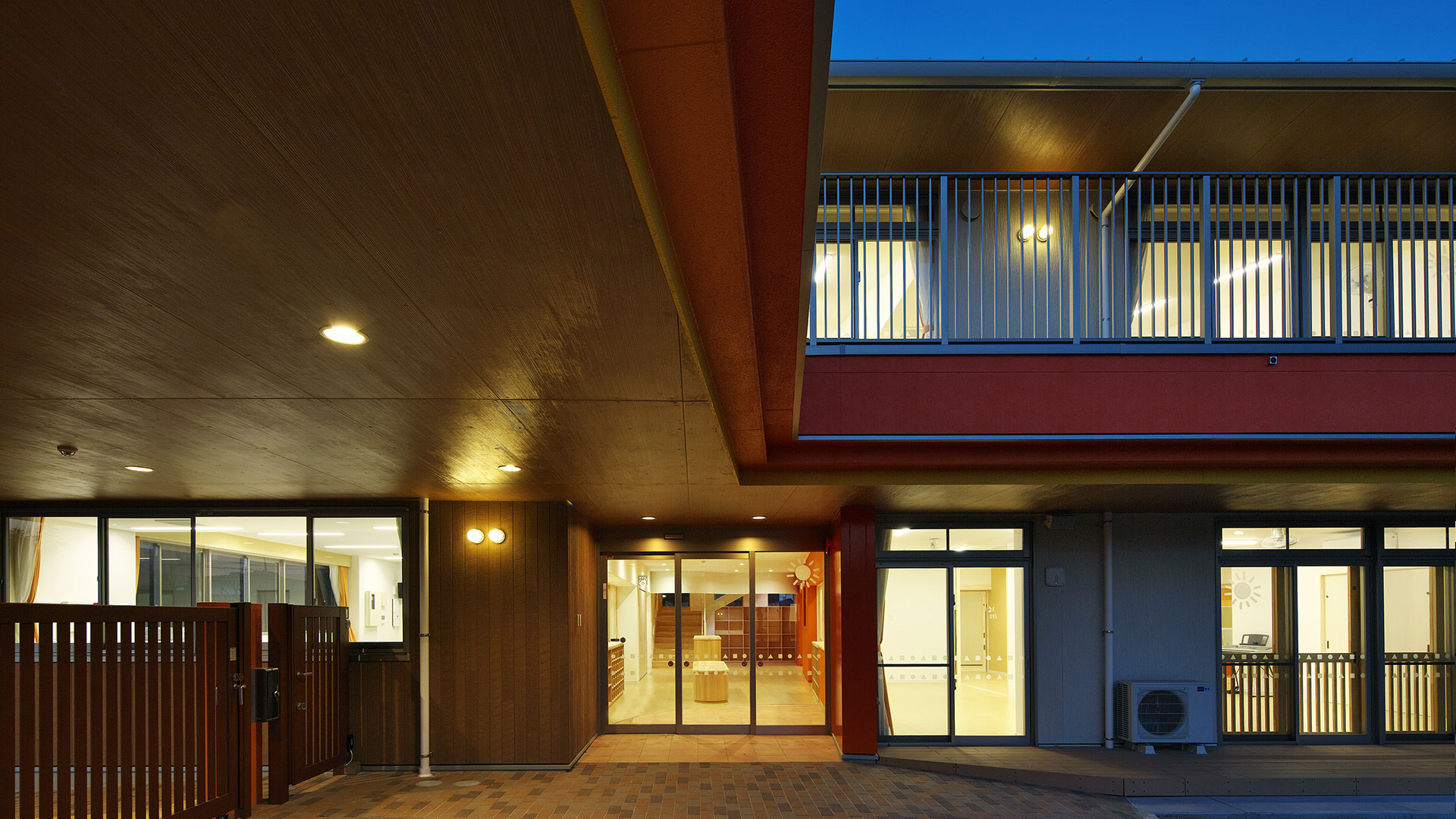 園舎エントランス・夜景