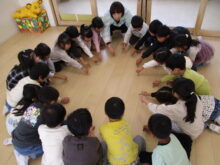 めろん組　どんぐりコマ作り