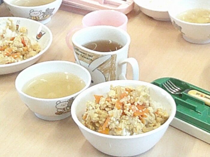 給食、おやつの風景　